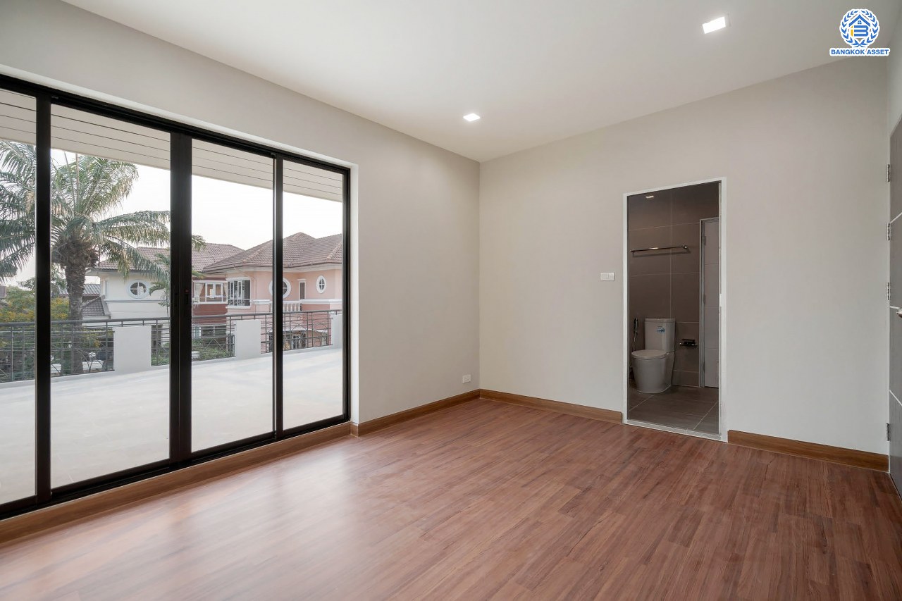 คฤหาสน์มือสองตกแต่งใหม่ โครงการ บ้านภาณุ ปิ่นเกล้า-บรมราชชนนี เนื้อที่ 142.7 ตร.ว. ฟังก์ชันจัดเต็ม 5 ห้องนอน 6 ห้องน้ำ 1 ห้องแม่บ้าน จอดรถได้ 4 คัน บนพื้นที่ใช้สอยเกือบ 451.5 ตร.ม. พร้อมพื้นที่สีเขียวสนามหญ้ากว้างขวาง ตอบโจทย์ครอบครัวใหญ่ บนทำเลศักยภาพ เชื่อมต่อทั้งถนนกาญจนาภิเษก และทางคู่ขนานลอยฟ้าบรมราชชนนี ใกล้ ม.มหิดล, สถานีขนส่งสายใต้ใหม่ และเซ็นทรัลปิ่นเกล้า